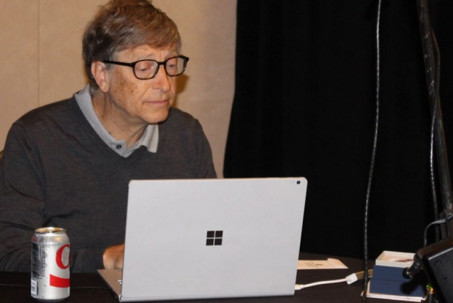 Tỷ phú Bill Gates thích sử dụng điện thoại gập Galaxy Z Fold3