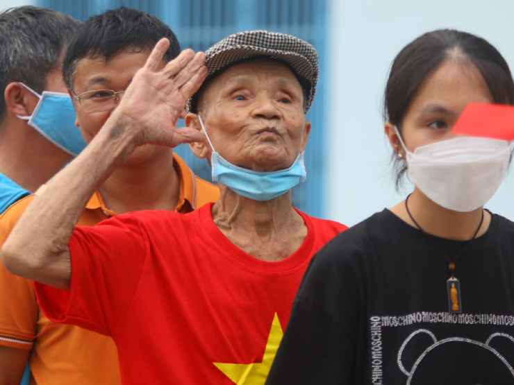 Bóng đá - Cụ ông 83 tuổi háo hức vào "chảo lửa" Cẩm Phả cổ vũ nữ ĐT Việt Nam giành HCV