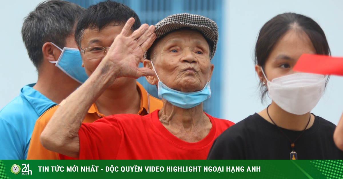 The 83-year-old man eagerly entered the “fire pan” of Cam Pha to support the Vietnamese female team to win gold