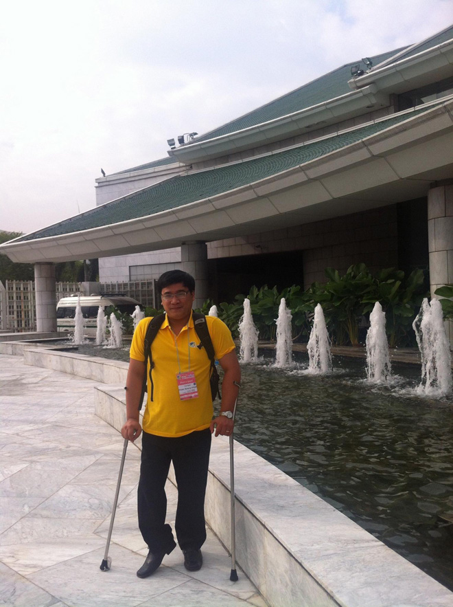 Anh Phạm Quang Khoát bại liệt chân sau một cơn sốt. Ảnh NVCC