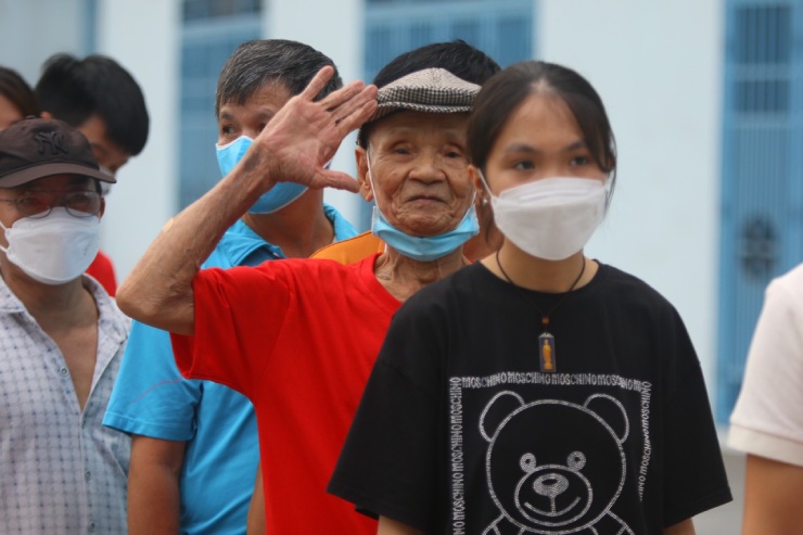 The 83-year-old man eagerly entered the "pan of fire"  Cam Pha cheers on the Vietnamese female team to win gold - 1