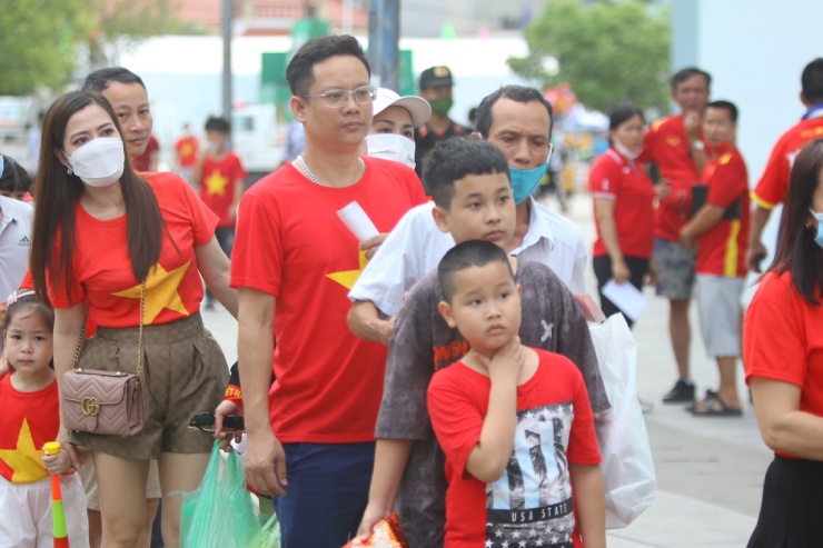 Fan xếp hàng dài, "nhuộm đỏ" sân Cẩm Phả cổ vũ ĐT nữ Việt Nam tranh HCV SEA Games - 7