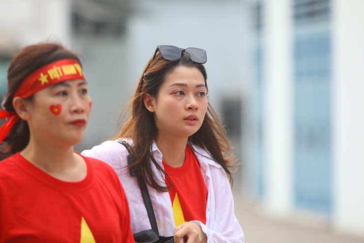 Fan xếp hàng dài, "nhuộm đỏ" sân Cẩm Phả cổ vũ ĐT nữ Việt Nam tranh HCV SEA Games - 8