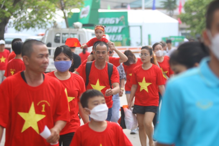 Fan xếp hàng dài, "nhuộm đỏ" sân Cẩm Phả cổ vũ ĐT nữ Việt Nam tranh HCV SEA Games - 4