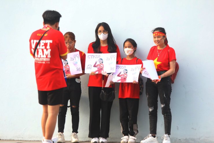 Người hâm mộ háo hức
chờ đợi ĐT nữ Việt Nam bảo vệ tấm HCV SEA Games