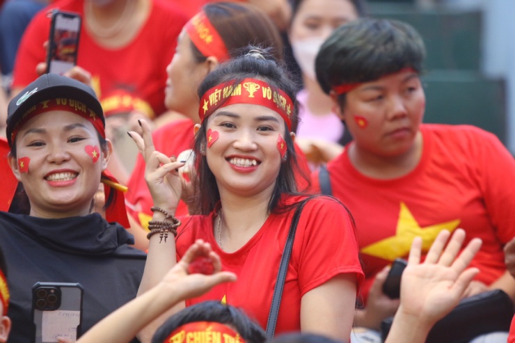 Fan xếp hàng dài, "nhuộm đỏ" sân Cẩm Phả cổ vũ ĐT nữ Việt Nam tranh HCV SEA Games - 8