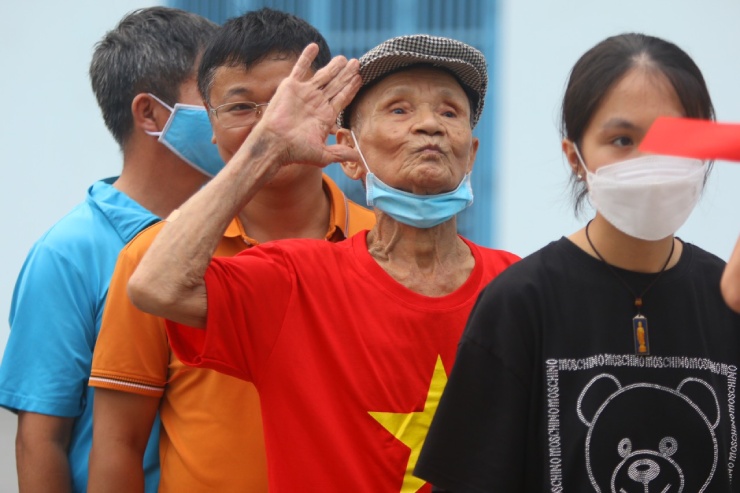 Fan xếp hàng dài, "nhuộm đỏ" sân Cẩm Phả cổ vũ ĐT nữ Việt Nam tranh HCV SEA Games - 6