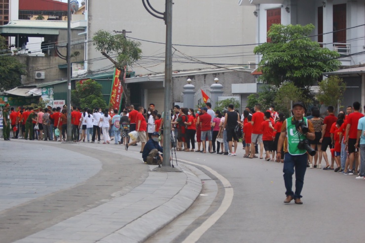 Khung cảnh choáng ngợp
ngoài sân Cẩm Phả