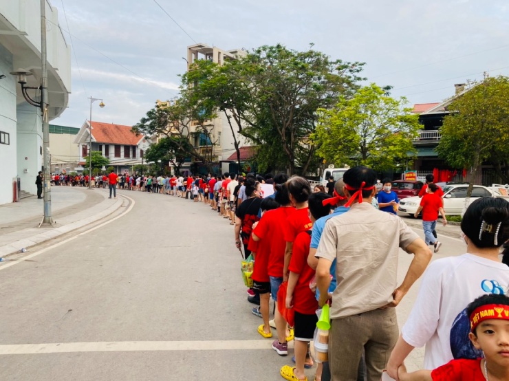 Fan xếp hàng dài, "nhuộm đỏ" sân Cẩm Phả cổ vũ ĐT nữ Việt Nam tranh HCV SEA Games - 4