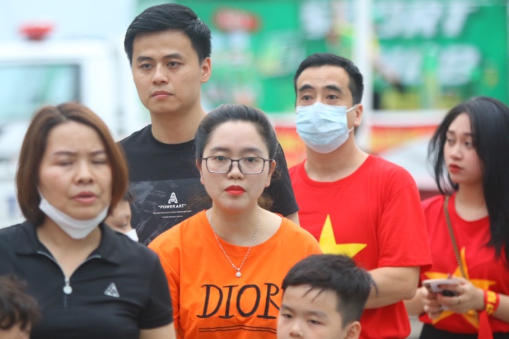 Fan xếp hàng dài, &#34;nhuộm đỏ&#34; sân Cẩm Phả cổ vũ ĐT nữ Việt Nam tranh HCV SEA Games - 1