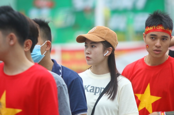 Fan xếp hàng dài, "nhuộm đỏ" sân Cẩm Phả cổ vũ ĐT nữ Việt Nam tranh HCV SEA Games - 12