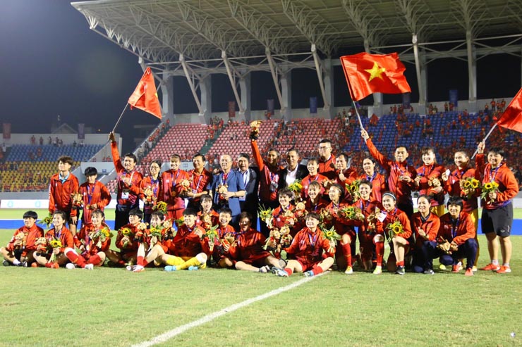 Beating Thailand to win the 31st Sea Games gold medal, how much is the Vietnamese women's team rewarded?  - first
