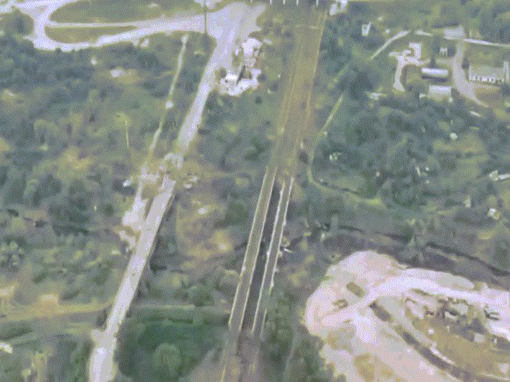 Thế giới - Ukraine tung video cài mìn chống tăng phá cầu, ngăn bước tiến quân Nga