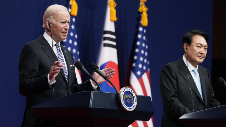 Tổng thống Mỹ Biden phát biểu trong cuộc họp báo chung với Tổng thống Hàn Quốc Yoon Suk Yeol ở Seoul (ảnh: RT)
