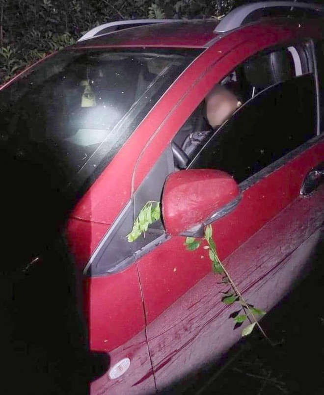 Hiện trường phát hiện tài xế tử vong ở ghế lái ô tô.