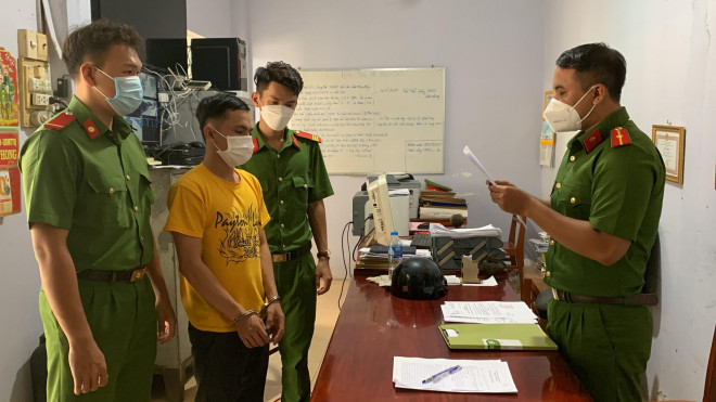 Bị can Nguyễn Hoàng Chấn (áo vàng) nghe đọc lệnh khởi tố, bắt giam