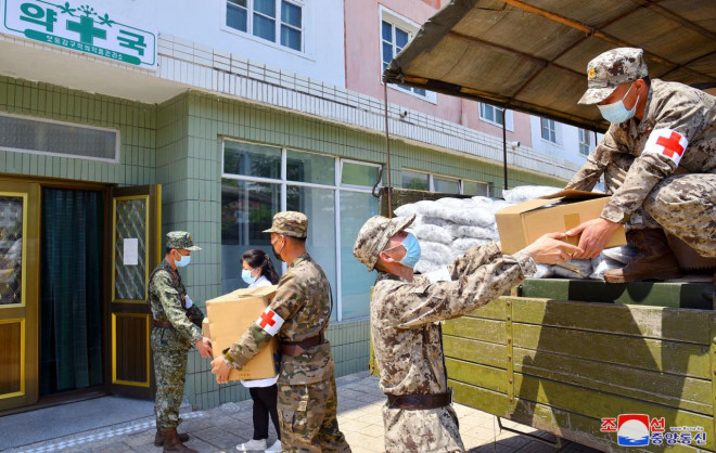 Binh sĩ Triều Tiên giao thuốc cho các hiệu thuốc. Bức ảnh do Hãng thông tấn Trung ương Triều Tiên công bố ngày 19-5. Ảnh: Yonhap
