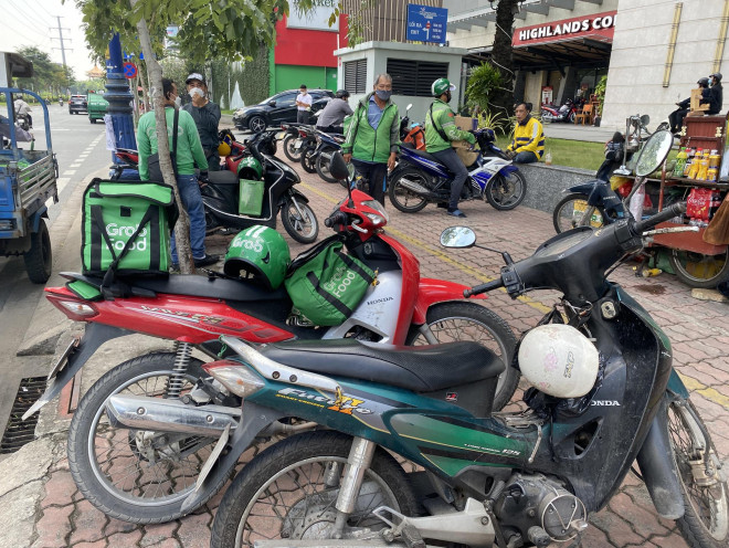 Nhiều shipper tắt app, nghỉ chạy do giá xăng tăng cao - 1