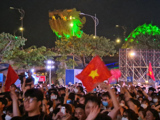 Da Nang: Dragon Bridge is stuck, people celebrate U23 Vietnam championship - 1