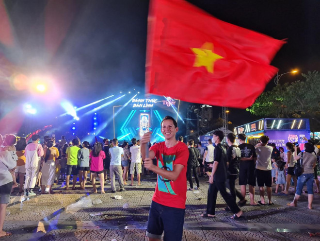 Da Nang: Dragon Bridge is stuck, people celebrate U23 Vietnam championship - 4