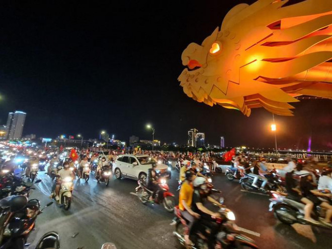 Da Nang: Dragon Bridge is stuck, people celebrate U23 Vietnam championship - 9