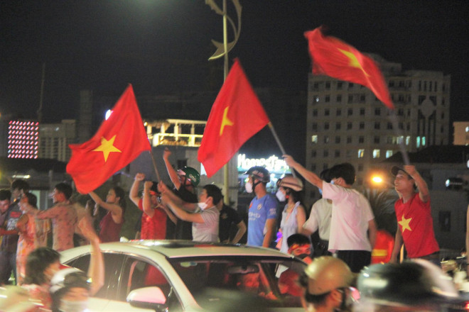 Da Nang: Dragon Bridge is stuck, people celebrate U23 Vietnam championship - 7
