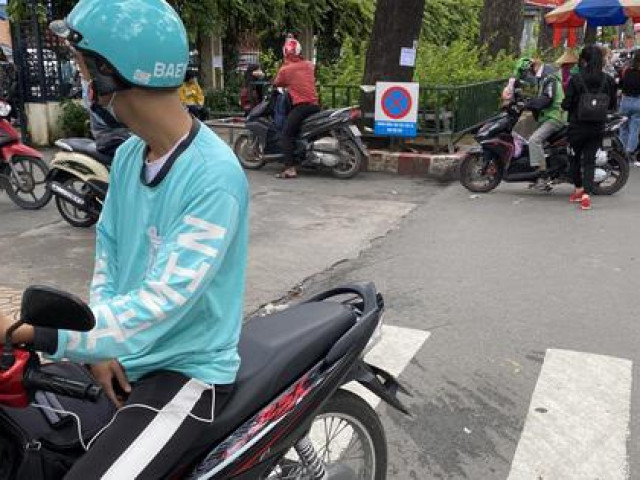 Kinh doanh - Nhiều shipper tắt app, nghỉ chạy do giá xăng tăng cao