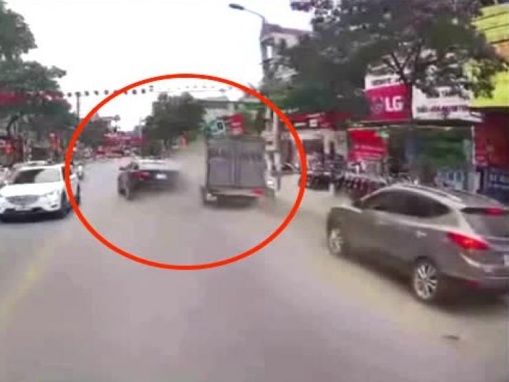 Tin tức trong ngày - Clip: Ô tô tải lao vun vút tông xe sang BMW X6, húc văng người đi xe máy
