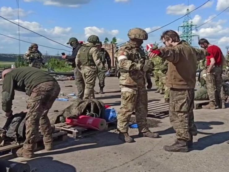 Thế giới - Ông Zelensky nói về việc binh sĩ Ukraine hạ vũ khí đầu hàng Nga ở nhà máy Azovstal