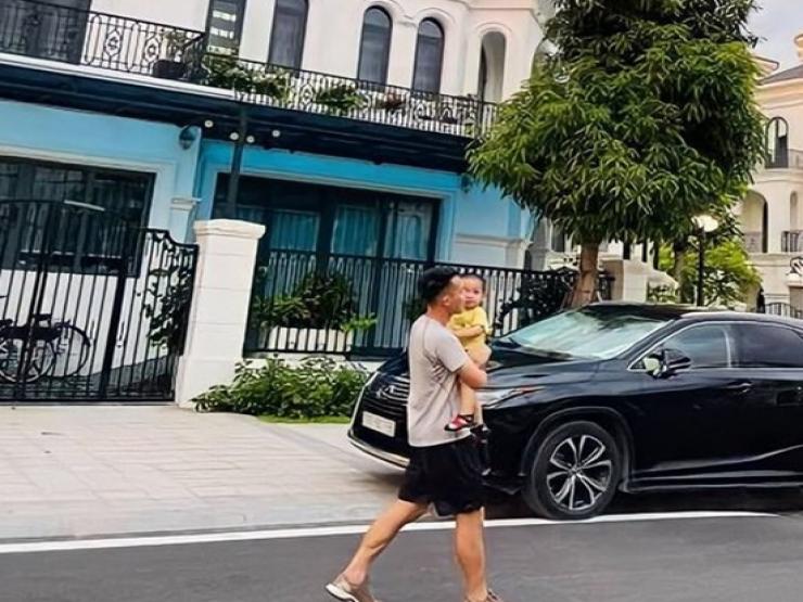 Kinh doanh - Căn nhà tiền tỷ mà cầu thủ Đỗ Hùng Dũng xây tặng bố mẹ sau 10 năm đá bóng