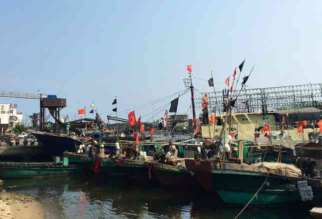 Đội tàu cá Trung Quốc ở đảo Hải Nam tháng 4/2016. (Ảnh: Reuters)