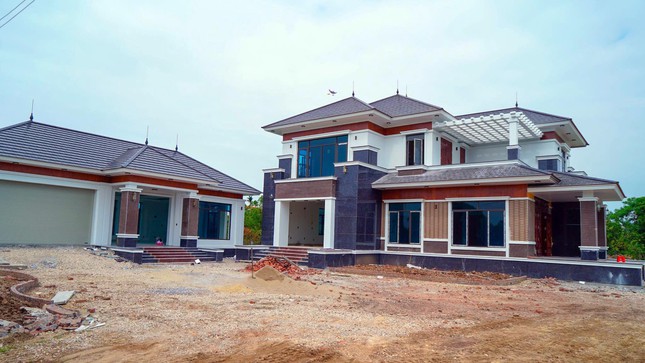 Nhiều người nhanh chóng cho xây dựng biệt thự, lâu đài bề thế, nguy nga trong khuôn viên hàng ngàn mét đất nông trường. Trong ảnh: một tòa lâu đài hoành tráng bậc nhất nông trường Quý Cao đang xây dựng, hoàn thiện. Ảnh: Đàm Thanh