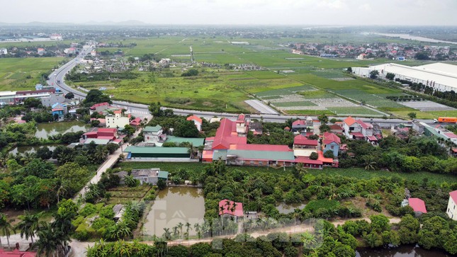 Nông trường Quý Cao nằm sát QL10. Năm 2010, nông trường tổ chức lại thành Công ty TNHH MTV nông nghiệp Quý Cao (Công ty Quý Cao) do ông Bùi Văn Toàn làm Chủ tịch, kiêm Tổng Giám đốc. Năm 2020, Chính phủ có Nghị Quyết 59 về việc xác định địa giới giữa Hải Phòng và Hải Dương để giải quyết vướng mắc tồn tại.