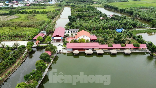 Nhìn từ trên cao, nhà hàng sinh thái có hồ rộng hàng nghìn mét bao quanh.