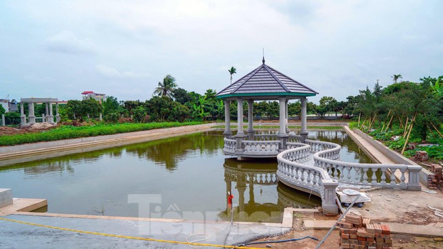 Cạnh tòa lâu đài, chủ sở hữu đang cho thi công xây dựng lầu vọng cảnh lục giác giữa hồ.