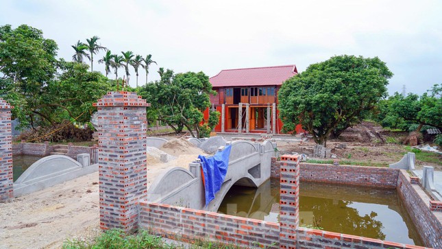 Hiện, nông trường Quý Cao có 115 công trình không có giấy phép xây dựng nhà ở kiên cố. Trong đó, hàng chục biệt thự, nhà vườn bề thế mọc lên "như nấm" từ năm 2020 đến nay, thời điểm giá đất tăng cao. Ảnh: Đàm Thanh