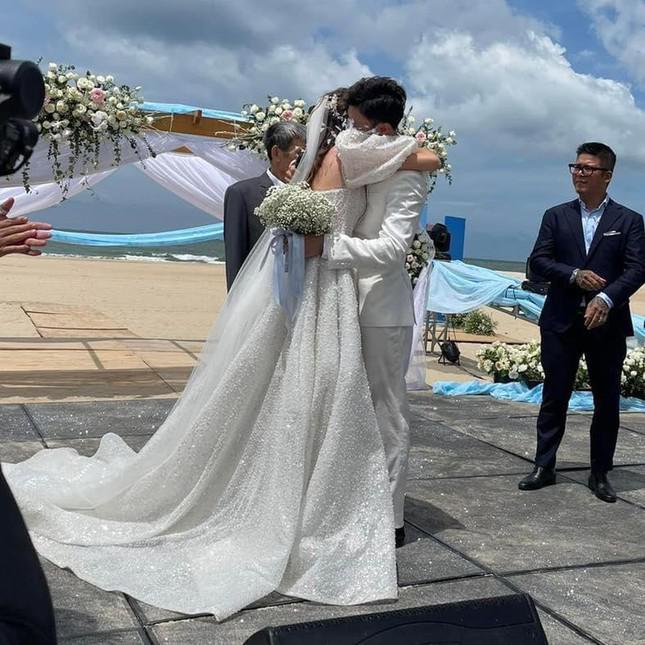 Thủ môn Bùi Tiến Dũng bí mật cưới bạn gái mẫu Tây - 7