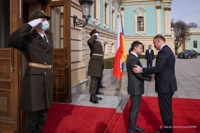Tổng thống Ba Lan Andrzej Duda bắt tay Tổng thống Ukraine Volodymyr Zelensky. Ảnh: KPRP