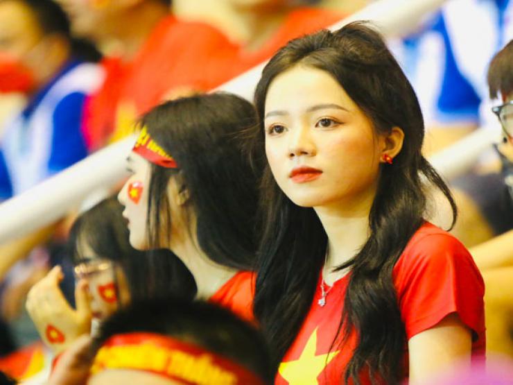 Bóng đá - Fan nữ xinh đẹp đổ bộ "chảo lửa" Mỹ Đình cổ vũ U23 Việt Nam đấu Thái Lan