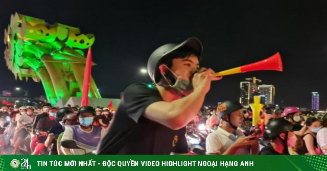 Da Nang: Dragon Bridge is stuck, people celebrate U23 Vietnam championship