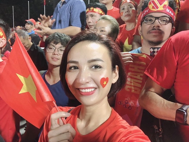 Shocking fashion when celebrating the Vietnamese team: Female fans are angry when taking off their shirt on the street - 10