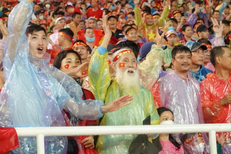 Người hâm mộ ngất ngây
trong men say chiến thắng