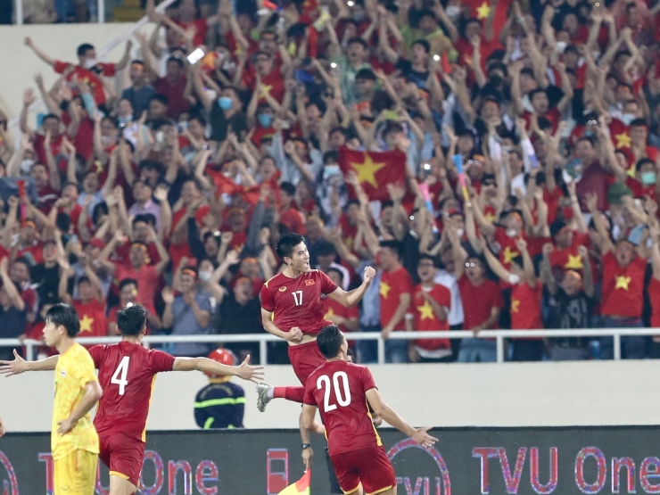 Bóng đá - Không khí ăn mừng ở "chảo lửa" Mỹ Đình: Vỡ òa đại tiệc mừng HCV SEA Games