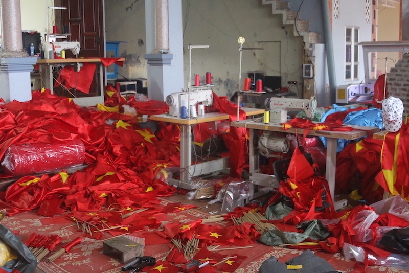 Xưởng sản xuất “nhuộm” sắc đỏ, luôn trong tình trạng tất bật ngày đêm để kịp hoàn thành các đơn hàng.