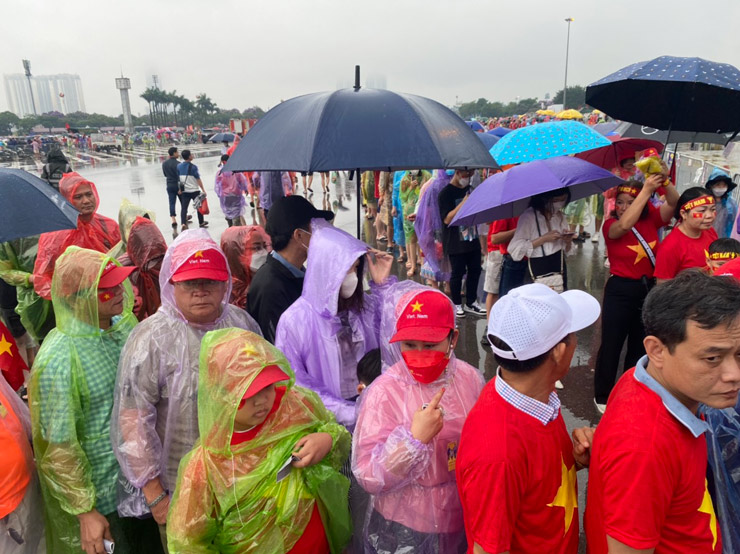 Nhiều CĐV Việt Nam đội mưa xếp hàng vào sân&nbsp;sớm để cổ vũ đội chủ nhà đại chiến U23 Thái Lan tranh tấm HCV SEA Games 31&nbsp;