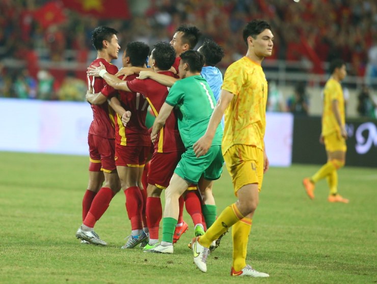 Nhâm Mạnh Dũng, tác
giả bàn thắng duy nhất của trận đấu vỡ òa vui sướng trong vòng
tay đồng đội