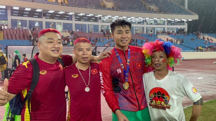 Thủ thành Văn Toản
chụp ảnh lưu niệm với người hâm mộ. "Người nhện" thuộc biên chế Hải
Phòng lập kỳ tích giữ sạch lưới ở SEA Games