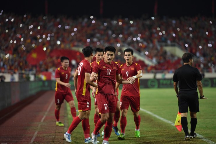 Hùng Dũng - Mạnh Dũng ăn mừng HCV SEA Games, thầy Park bị học trò "bao vây" - 7