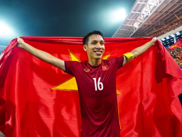 Hùng Dũng - Mạnh Dũng ăn mừng HCV SEA Games, thầy Park bị học trò "bao vây" - 13