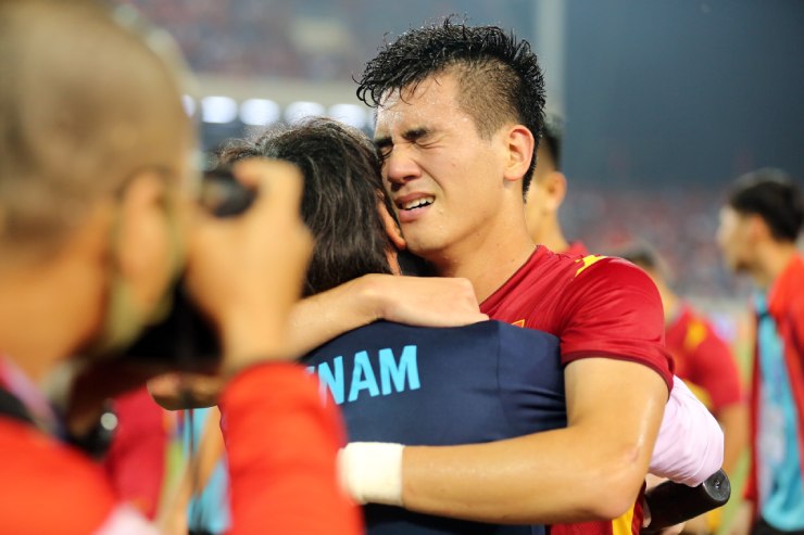 Tiến Linh òa khóc
trong vòng tay một thành viên ban huấn luyện U23 Việt
Nam 